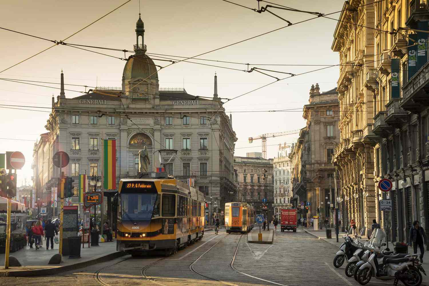 Un tramway sur la Piazza Cordusio, au centre de Milan.